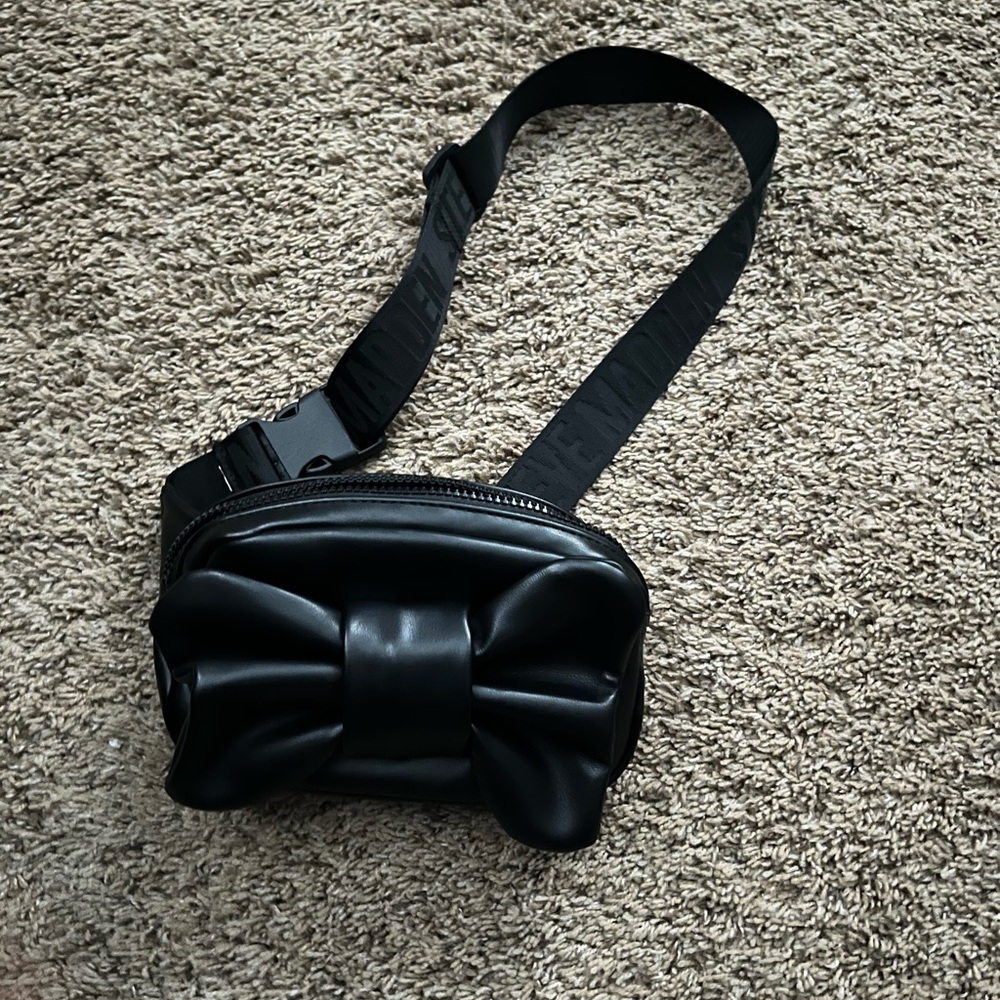 Steve Madden black bow belt bag